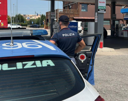 Si rifiutano di pagare il tassista, poi con un casco danneggiano tre auto e un citofono