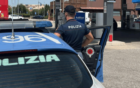 Si rifiutano di pagare il tassista, poi con un casco danneggiano tre auto e un citofono