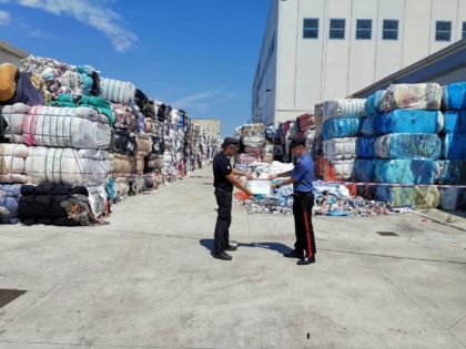 Discarica abusiva in un capannone a Occhiobello, scoperte tredicimila rotoballe di tessuto