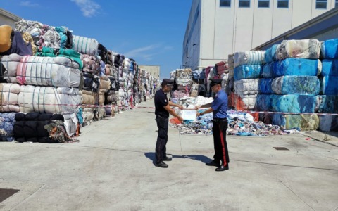 Discarica abusiva in un capannone a Occhiobello, scoperte tredicimila rotoballe di tessuto