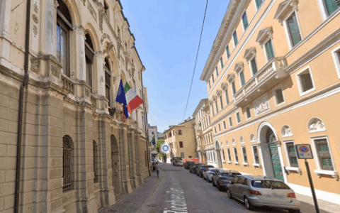 Protesta in Prefettura contro il presidio di Forza Nuova: “Basta spazi pubblici ai fascisti”