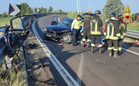 Perde il controllo dell’auto e si schianta contro il guardrail, ferito l’autista