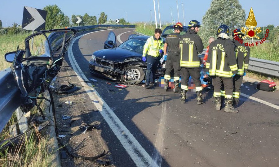 Perde il controllo dell’auto e si schianta contro il guardrail, ferito l’autista