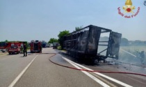 Tir distrutto dalle fiamme a Rosolina, l'incendio causato da un guasto ai freni