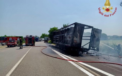 Tir distrutto dalle fiamme a Rosolina, l’incendio causato da un guasto ai freni