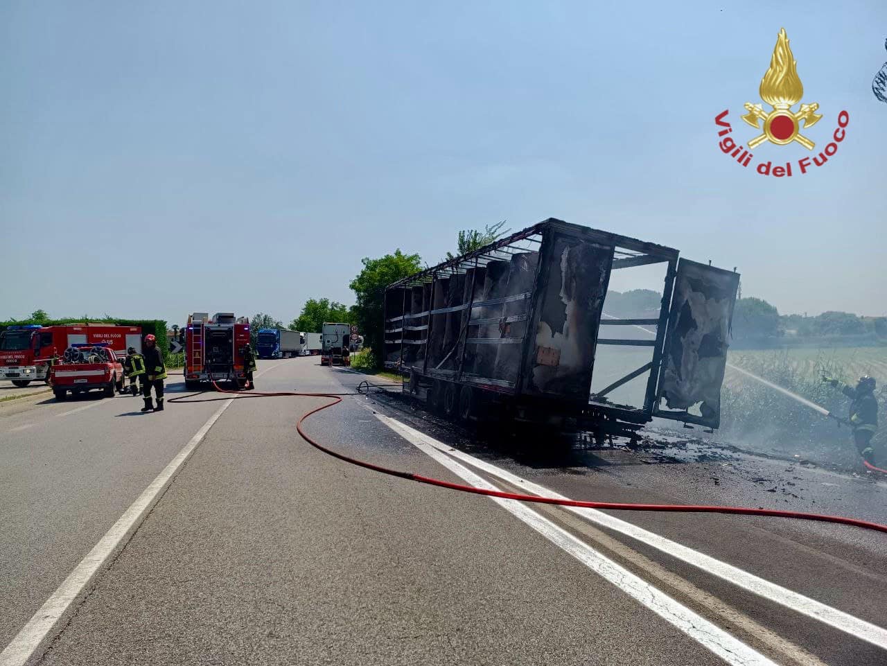 Tir distrutto dalle fiamme a Rosolina, l’incendio causato da un guasto ai freni