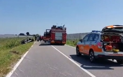 Auto sbanda in curva e finisce fuori strada, morto un 49enne di Occhiobello