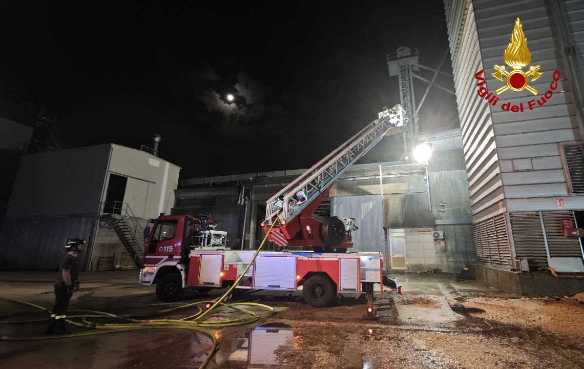 Grave incendio a Salara, in fiamme un essicatoio con 700 quintali di mais