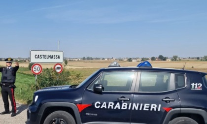 Ubriaco inveisce contro i passanti, poi si scaglia contro i carabinieri