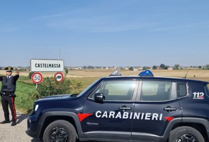 Ubriaco inveisce contro i passanti, poi si scaglia contro i carabinieri