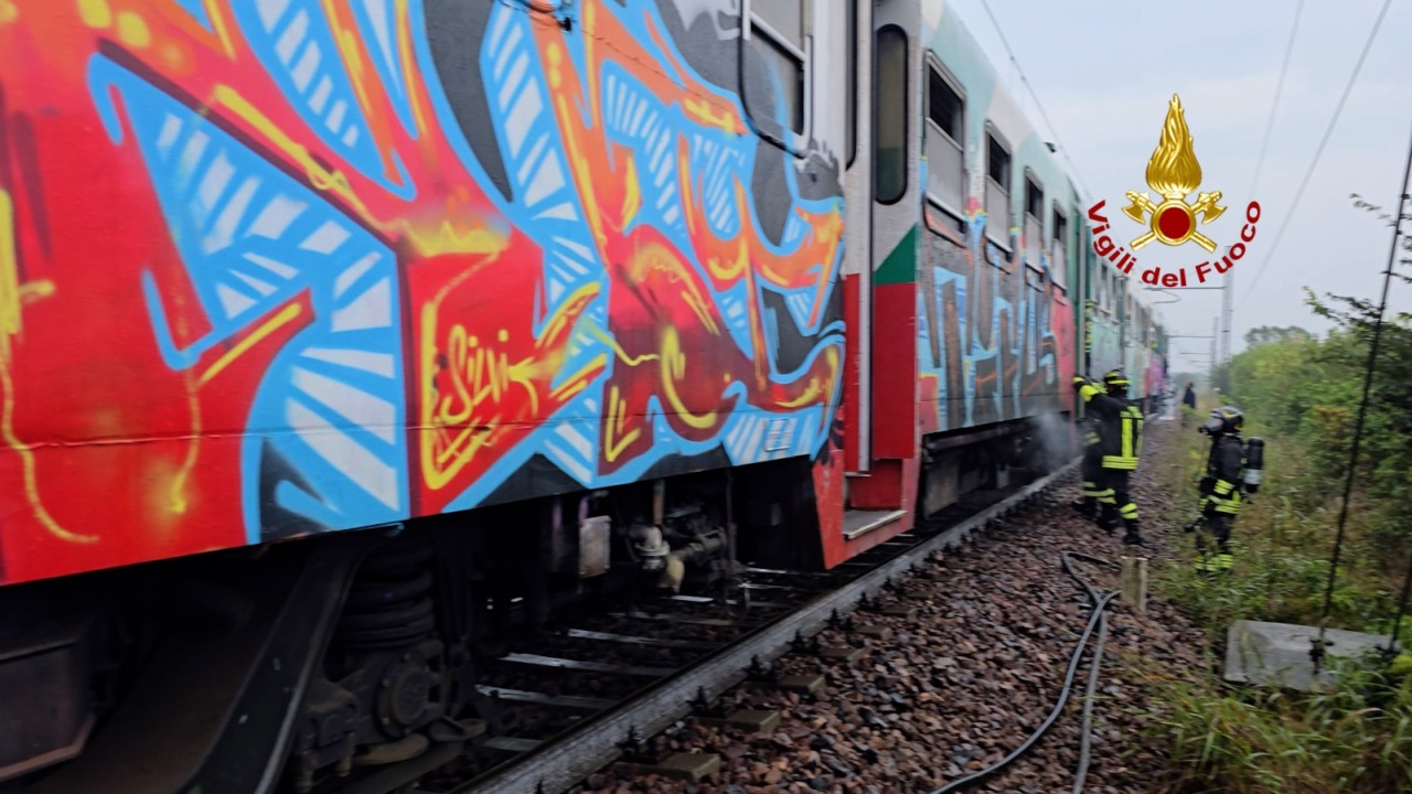 Incendio su un treno con studenti a bordo a Felonica: l’intervento dei vigili del fuoco di Castelmassa