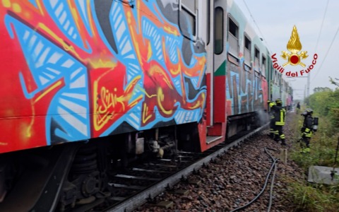 Incendio su un treno con studenti a bordo a Felonica: l’intervento dei vigili del fuoco di Castelmassa