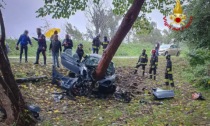 Si schianta con la Porsche contro un albero, auto distrutta e conducente ferito gravemente