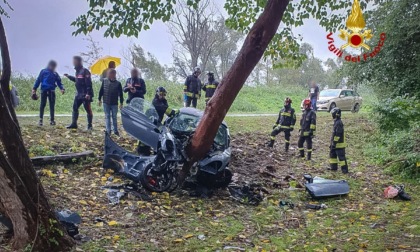 Si schianta con la Porsche contro un albero, auto distrutta e conducente ferito gravemente