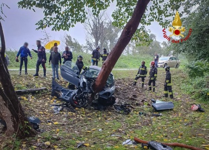 Si schianta con la Porsche contro un albero, auto distrutta e conducente ferito gravemente
