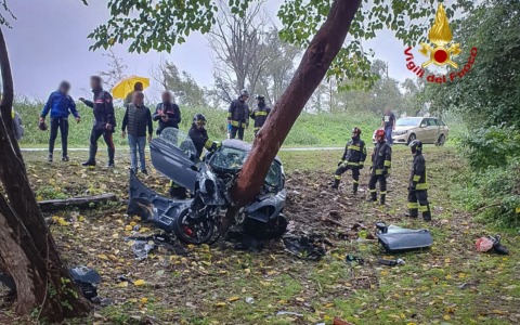 Si schianta con la Porsche contro un albero, auto distrutta e conducente ferito gravemente