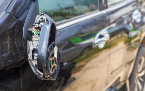 Scambia gli specchietti per bersagli e danneggia 14 auto nella notte a Rovigo