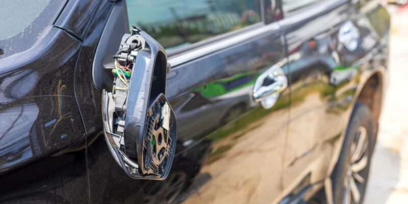 Scambia gli specchietti per bersagli e danneggia 14 auto nella notte a Rovigo