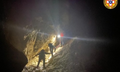 Lascia l’amico al buio (vicino a un salto di roccia) e continua la discesa, 36enne di Adria salvato dal Soccorso Alpino