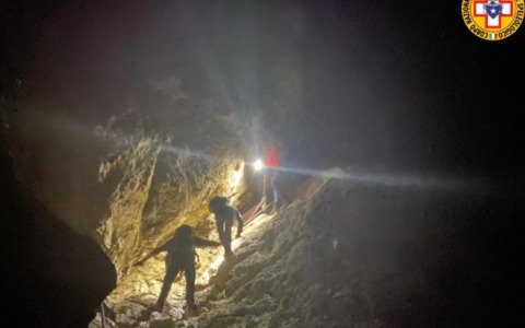 Lascia l’amico al buio (vicino a un salto di roccia) e continua la discesa, 36enne di Adria salvato dal Soccorso Alpino