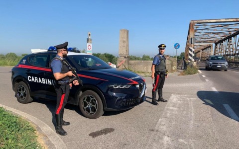 Violenta lite al bar, 40enne preso a calci e pugni dopo essere stato derubato del cellulare