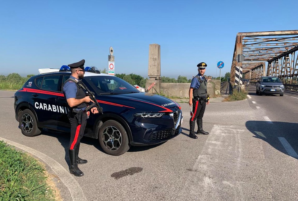 Violenta lite al bar, 40enne preso a calci e pugni dopo essere stato derubato del cellulare
