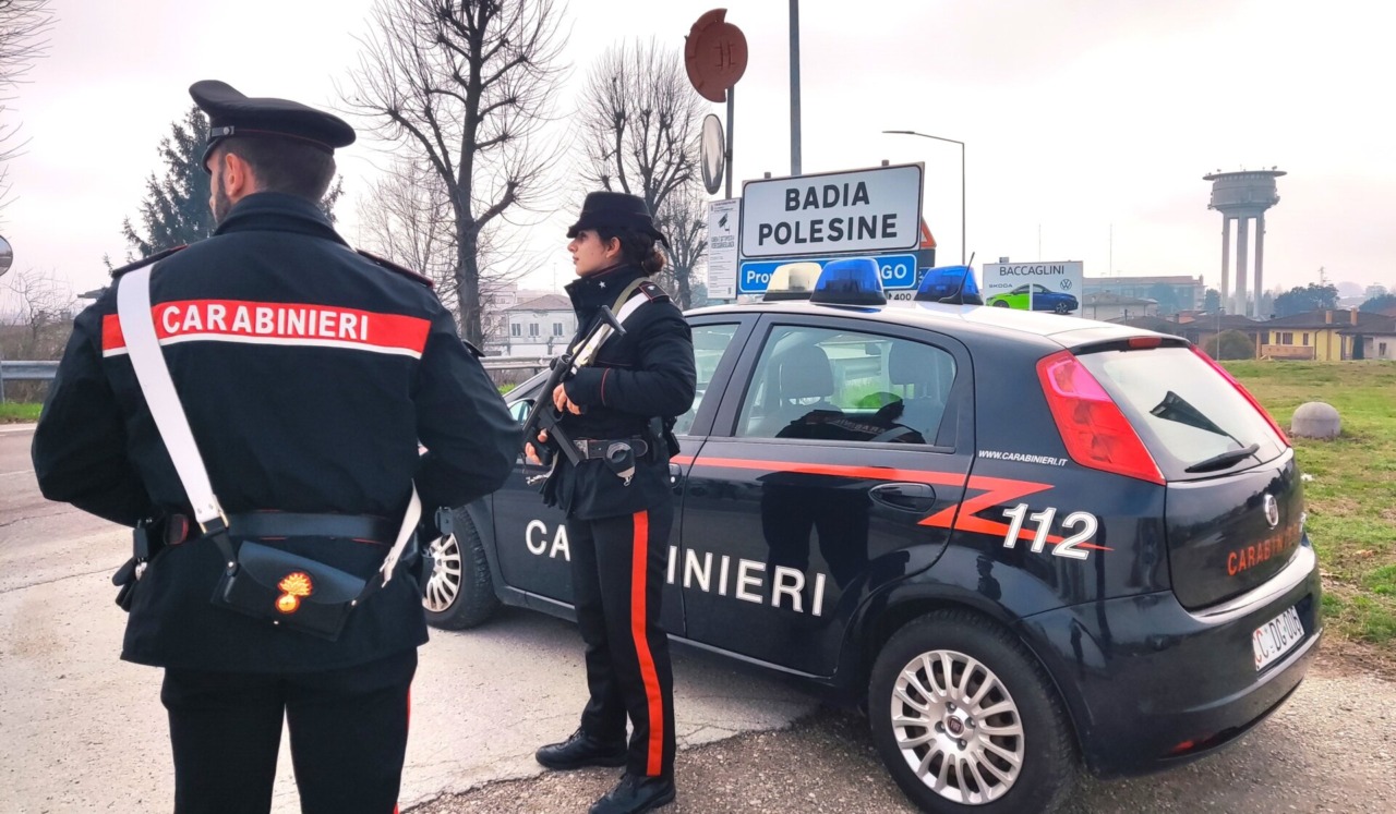 Forzano la finestra di una scuola per rubare computer e magliette, un passante li vede e chiama i Carabinieri