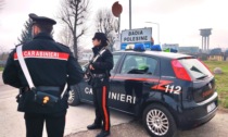 Forzano la finestra di una scuola per rubare computer e magliette, un passante li vede e chiama i Carabinieri