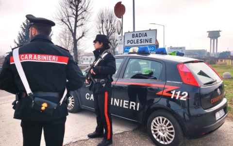 Forzano la finestra di una scuola per rubare computer e magliette, un passante li vede e chiama i Carabinieri
