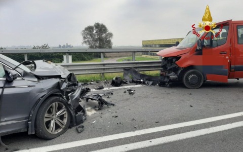 Semi frontale tra un’auto e un furgone sulla SS 309 a Porto Viro: cinque mezzi coinvolti e dieci feriti
