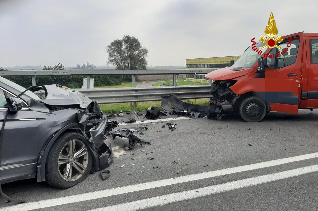 Semi frontale tra un’auto e un furgone sulla SS 309 a Porto Viro: cinque mezzi coinvolti e dieci feriti