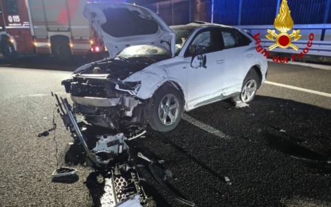Paura sull’autostrada A31, camion perde una ruota che centra un’auto: illesa la conducente 