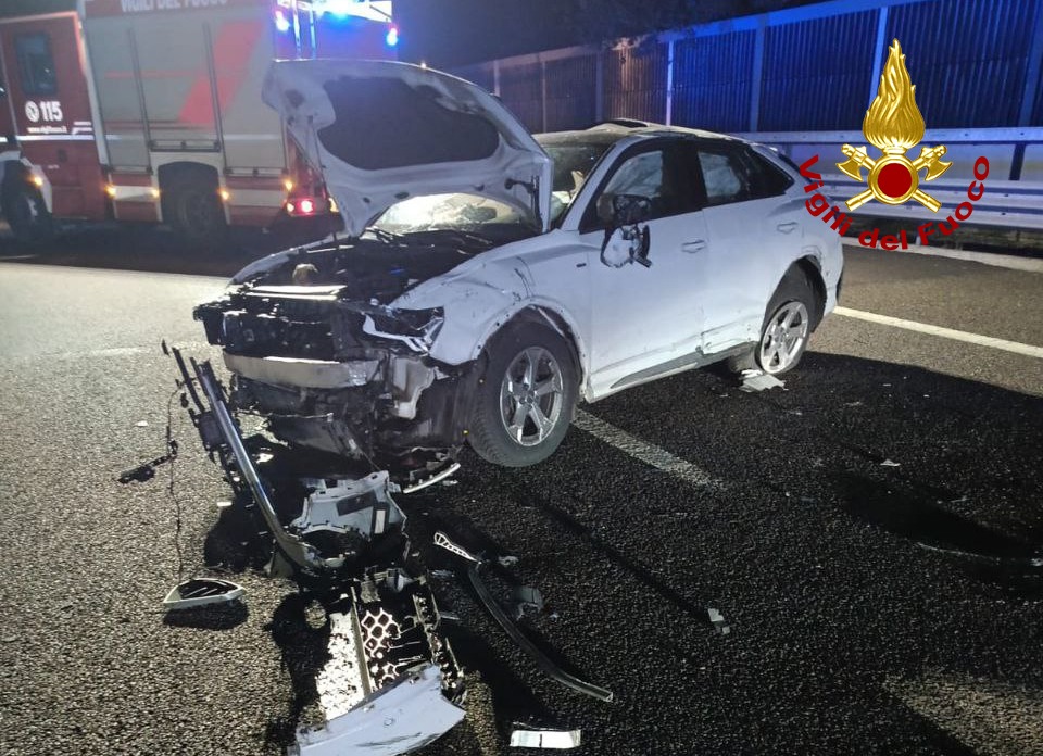 Paura sull’autostrada A31, camion perde una ruota che centra un’auto: illesa la conducente 