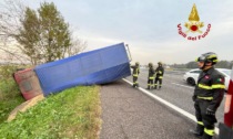 Mezzi pesanti si scontrano sull'A13, uno si ribalta in un fossato: feriti i due conducenti