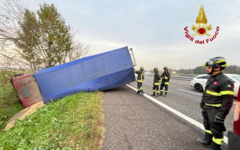 Mezzi pesanti si scontrano sull’A13, uno si ribalta in un fossato: feriti i due conducenti