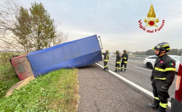 Mezzi pesanti si scontrano sull’A13, uno si ribalta in un fossato: feriti i due conducenti