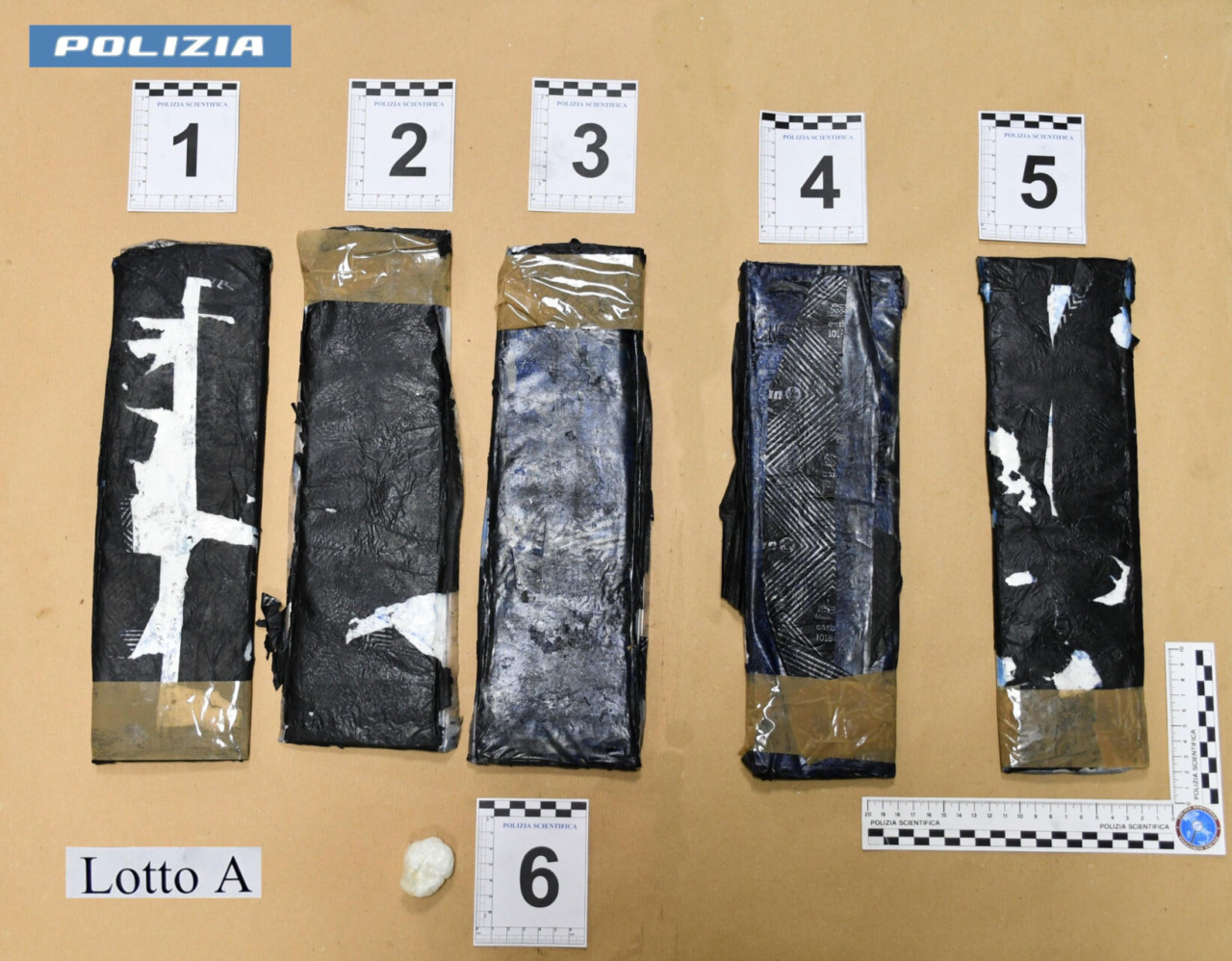 Pusher sceglie di prendere il taxi per sfuggire ai controlli… ma poi incappa in un posto di blocco