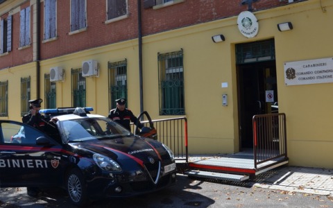 Non può avvicinarsi all’ex, ma si presenta a Natale a casa sua e la percuote