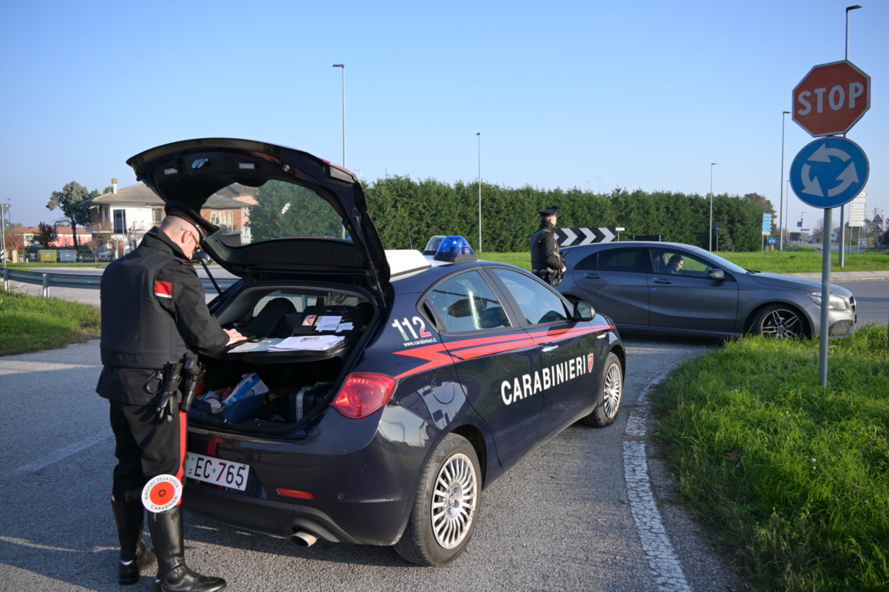 Tentano di appiccare il fuoco fuori da un bar di Papozze, individuati dai Carabinieri