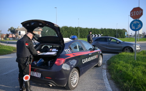 Tentano di appiccare il fuoco fuori da un bar di Papozze, individuati dai Carabinieri