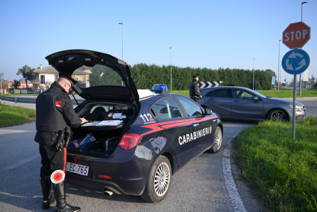 Tentano di appiccare il fuoco fuori da un bar di Papozze, individuati dai Carabinieri