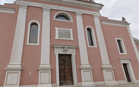 Forza con un cacciavite la cassetta delle offerte, 32enne scoperto dai Carabinieri fuori dalla chiesa