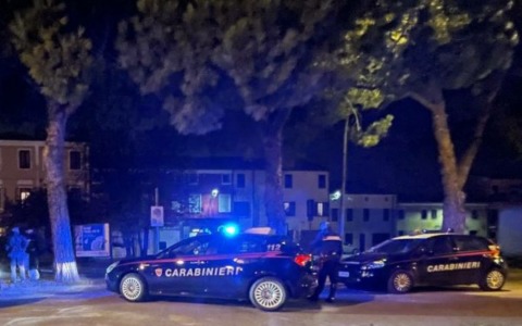 19enne prende a pugni un passante, poi aggredisce e minaccia anche i Carabinieri