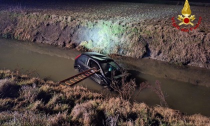 Auto esce fuori strada e finisce in un canale d'irrigazione, due feriti