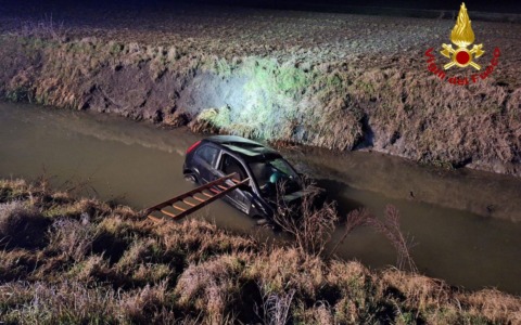 Auto esce fuori strada e finisce in un canale d’irrigazione, due feriti