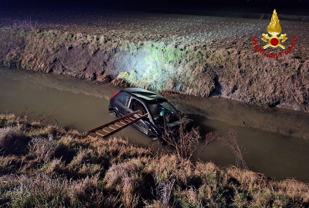 Auto esce fuori strada e finisce in un canale d’irrigazione, due feriti