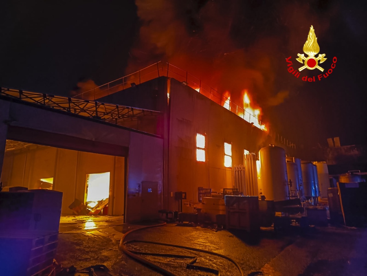 Incendio in un’azienda ittica di Ariano Polesine: distrutta dalle fiamme l’intera struttura