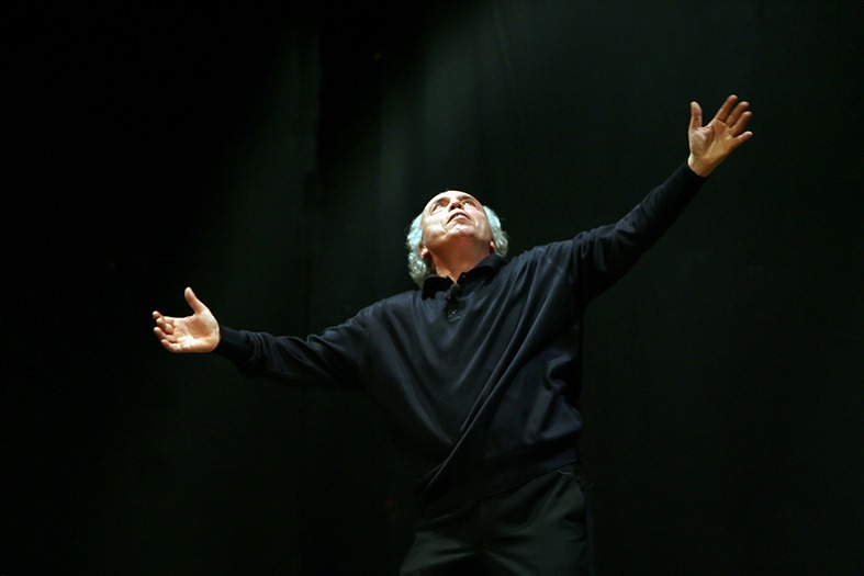 Mario Pirovano in scena con “Il primo miracolo di Gesù bambino”