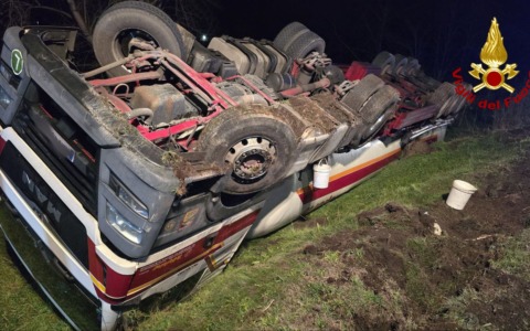 Camion cisterna esce fuori strada e si ribalta, ferito il conducente