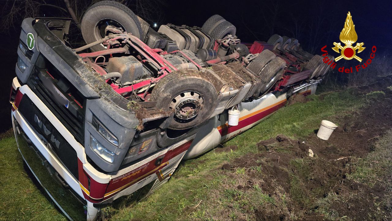 Camion cisterna esce fuori strada e si ribalta, ferito il conducente